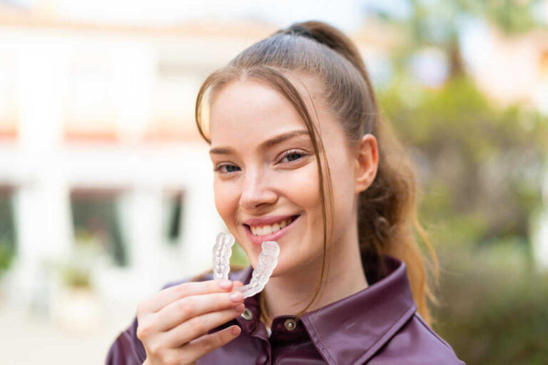Kobieta_z_Invisalign